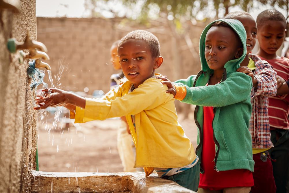 Kinder an einer Wasserstelle in Äthiopien (Quelle: Jakob Studnar)