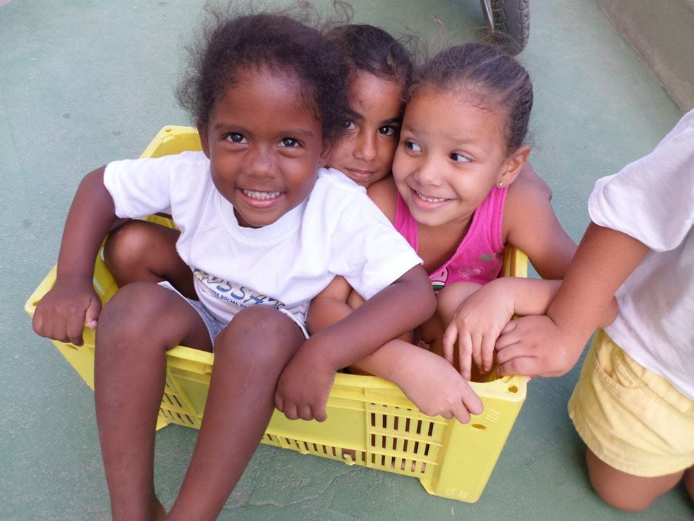 Brasilianische Kinder im Obstkorb (Quelle: Kindernothilfe)