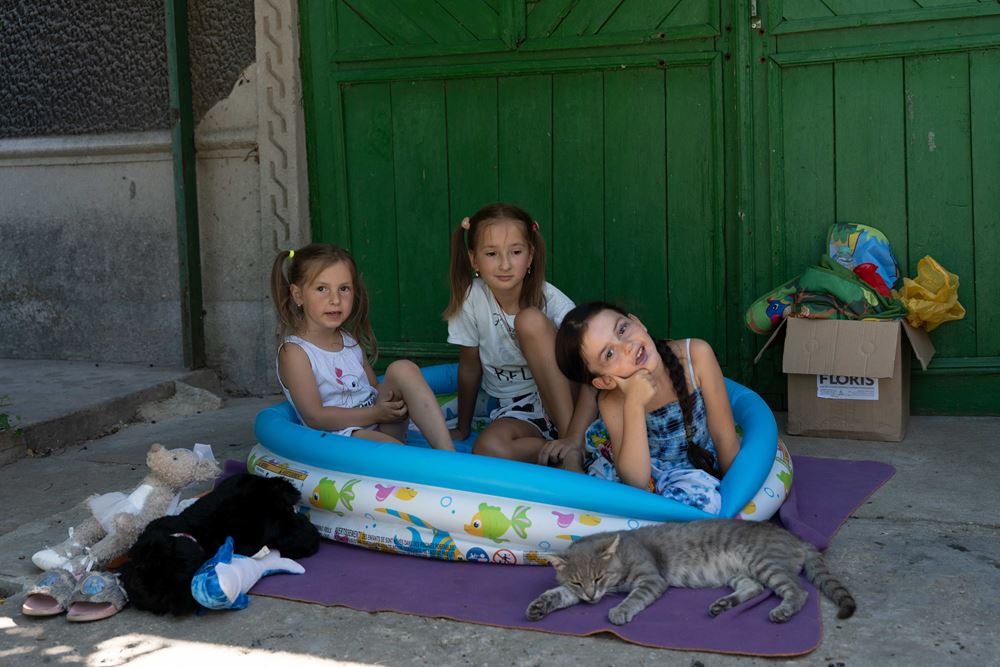 Drei Mädchen spielen in einem Swimmingpool ohne Wasser (Quelle: Christian Nusch)