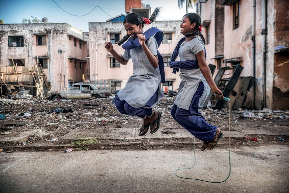 Zwei Schuelerinnen der Schule M.E.G. springen mit dem Seilchen (Quelle: Jakob Studnar /  FUNKE Foto Services)