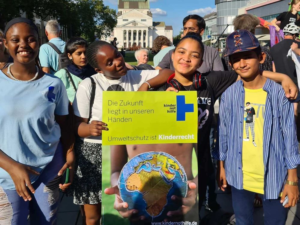 Jugendliche aus Südafrika und Pakistan beim Klimastreik von Fridays for Future in Duisburg (Foto: Kindernothilfe)