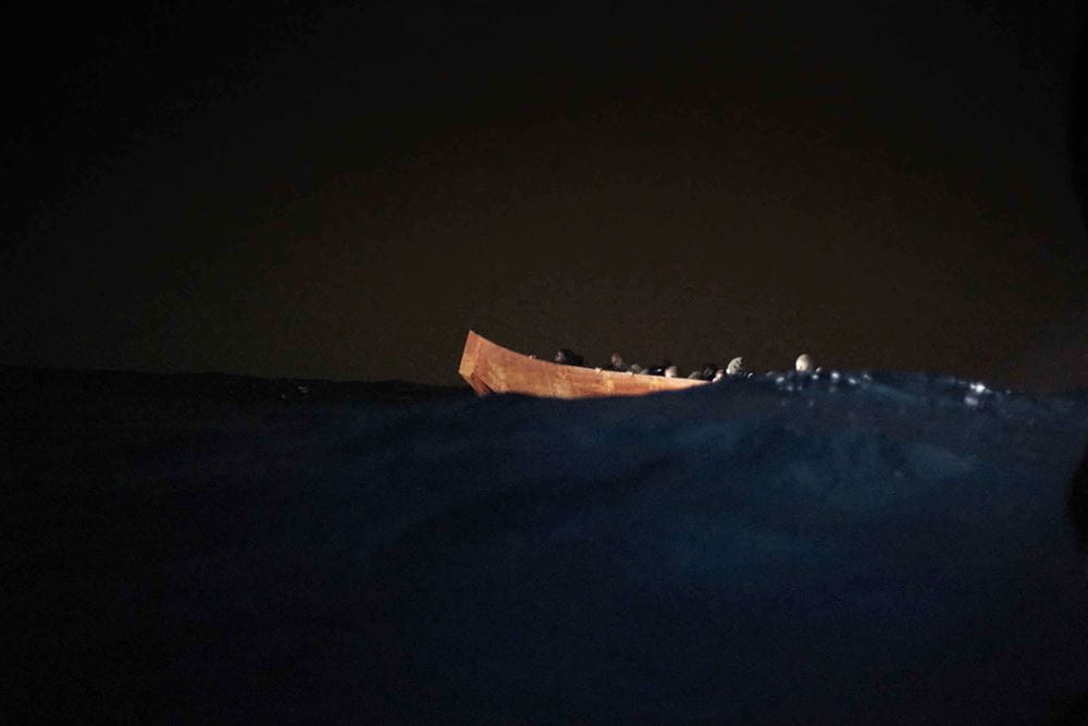 Auf dem Meer bei Nacht schwimmt ein Boot (Quelle: Raphael Schumacher/SOS Humanity)