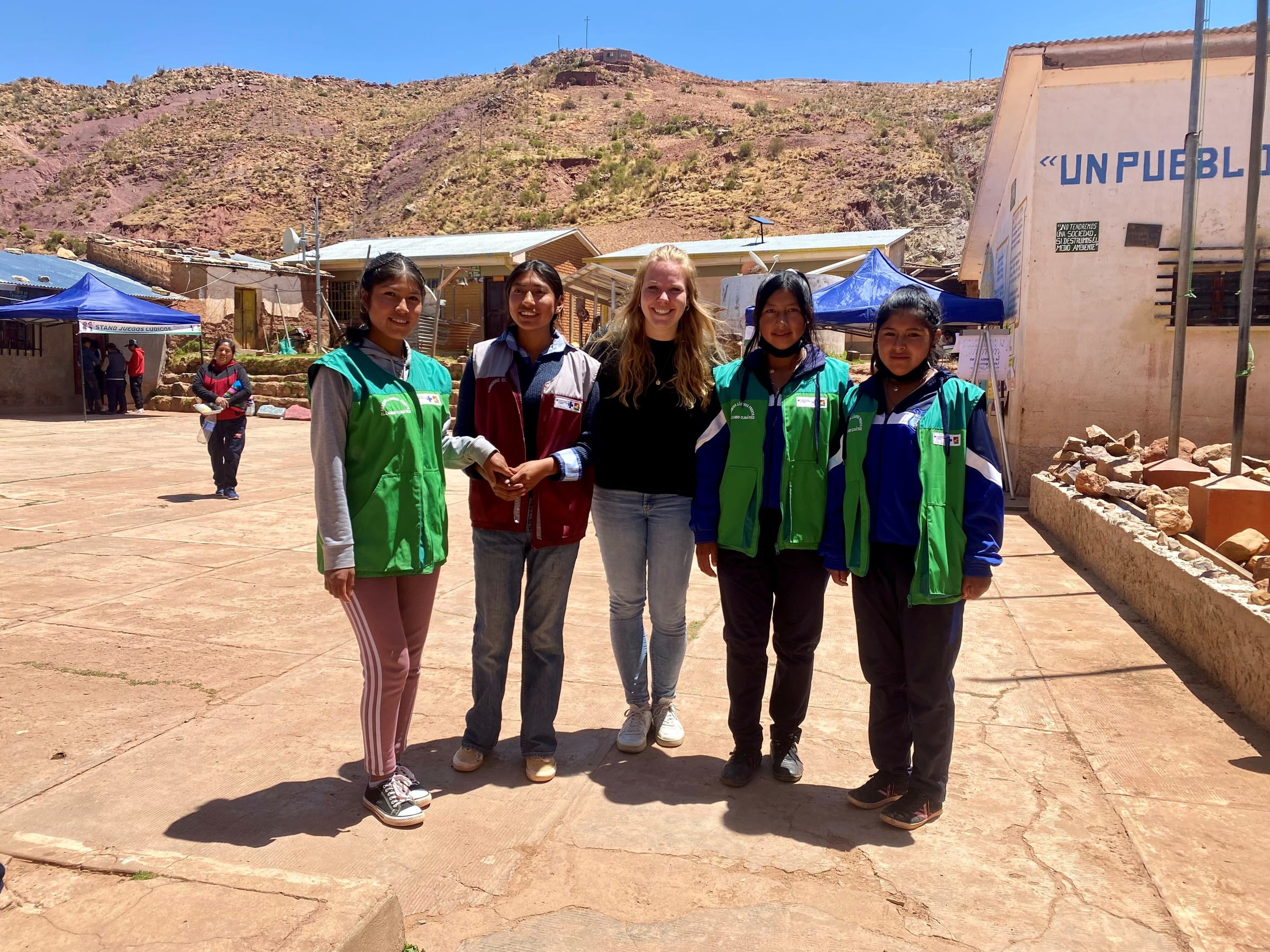 Bolivien: Helena Dietz mit Mädchen aus einem Projekt (Quelle: Kindernothilfepartner)