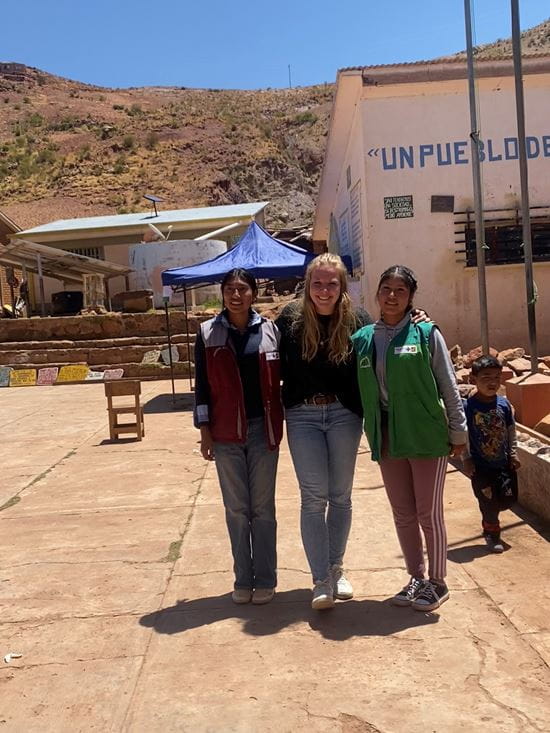 Bolivien: Helena Dietz mit zwei Mädchen aus einem Projekt
