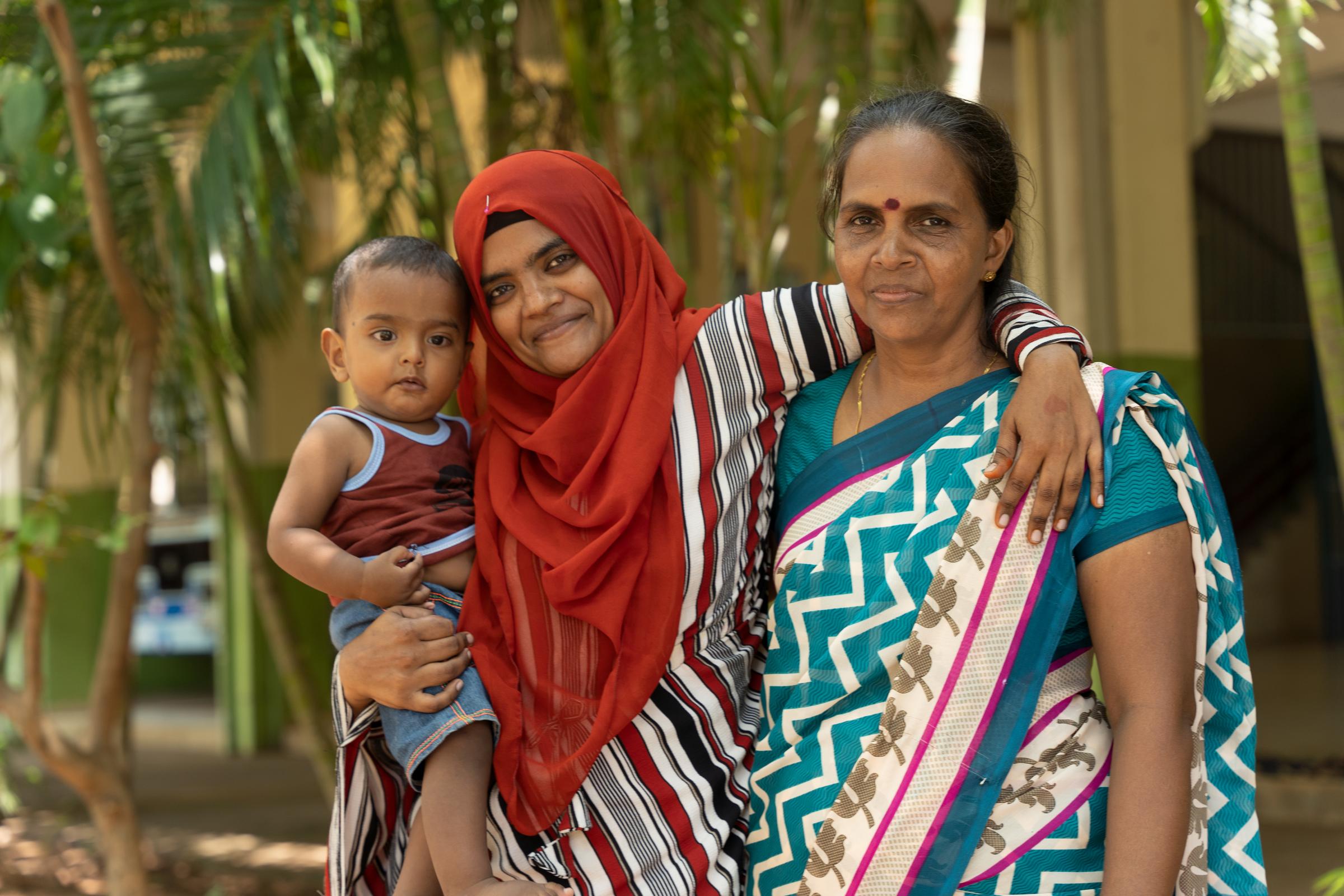 Eine muslimische und eine hinduistische Mutter halten sich im Arm (Quelle: Christian Nusch)