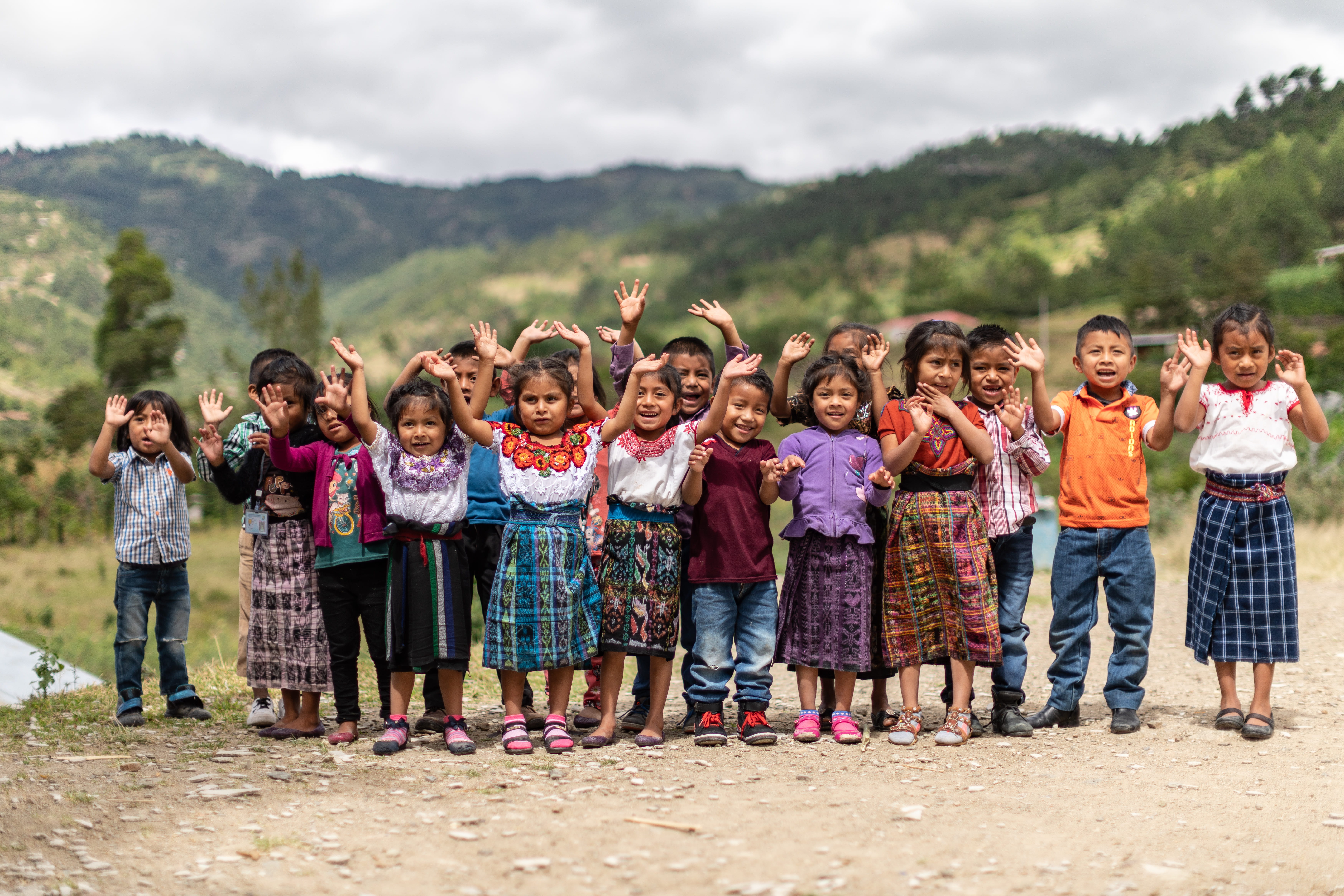 Eine Kindergruppe aus Guatemala winkt. (Quelle: Jakob Studnar)
