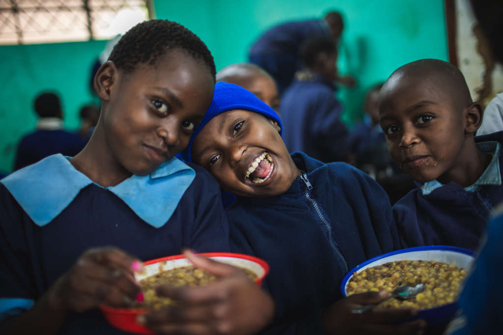 Kinder in Kenia beim Essen. (Quelle: Lars Heidrich)