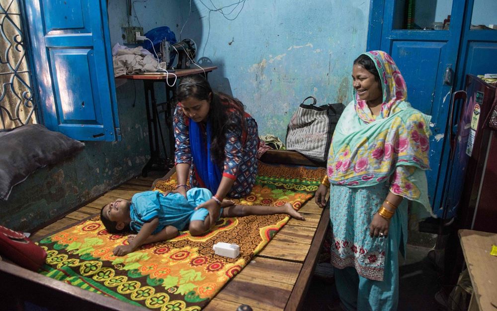 Reportage Indien: Sechs Monate, die den Unterschie machen; Foto: Mutter, Kind und Betreuerin (Quelle: Christian Nusch)