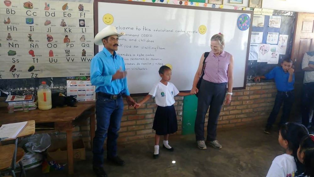 Patenbesuch Honduras ODECO/Limoncito: Zwei Erwachsene mit Kind in der Mitte (Quelle: privat / Kindernothilfe)