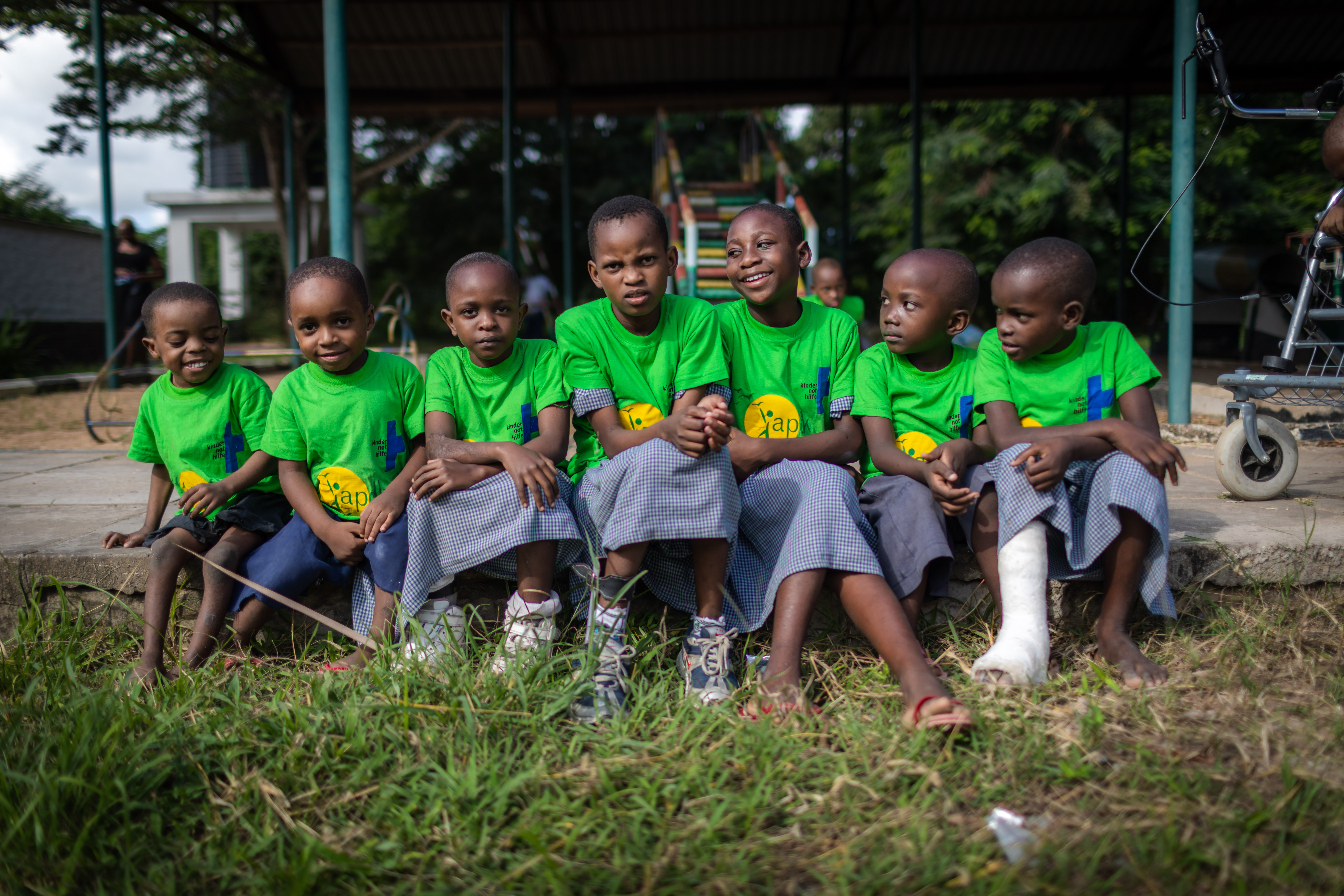 Kinder aus Mombasa Kenia sitzen in grünen Kindernothilfe-Shirts nebeneinander (Quelle: Lars Heidrich)