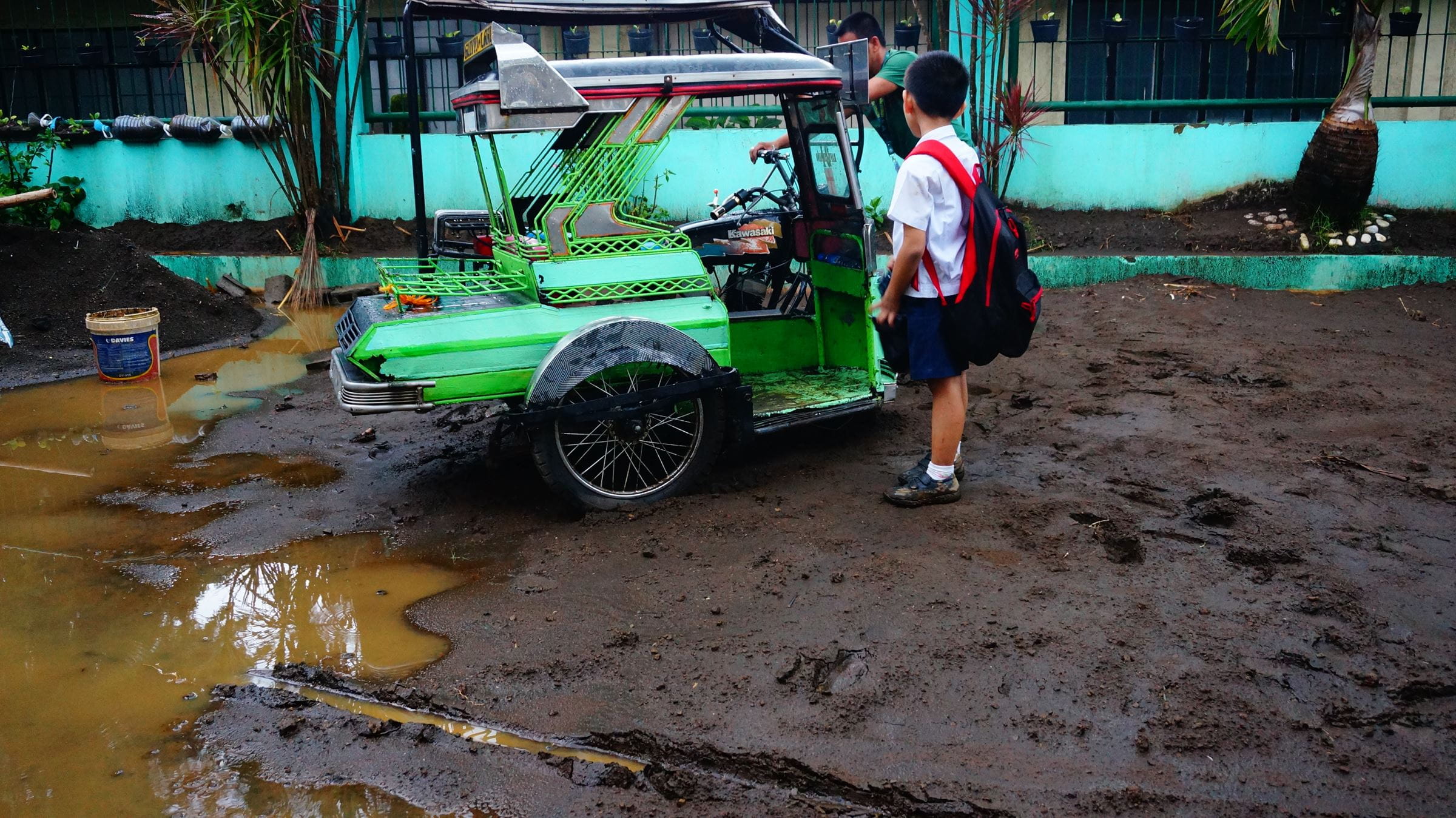 Ein Junge vor einem motorisierten Dreirad auf den Philippinen (Quelle: Dietmar Boos)