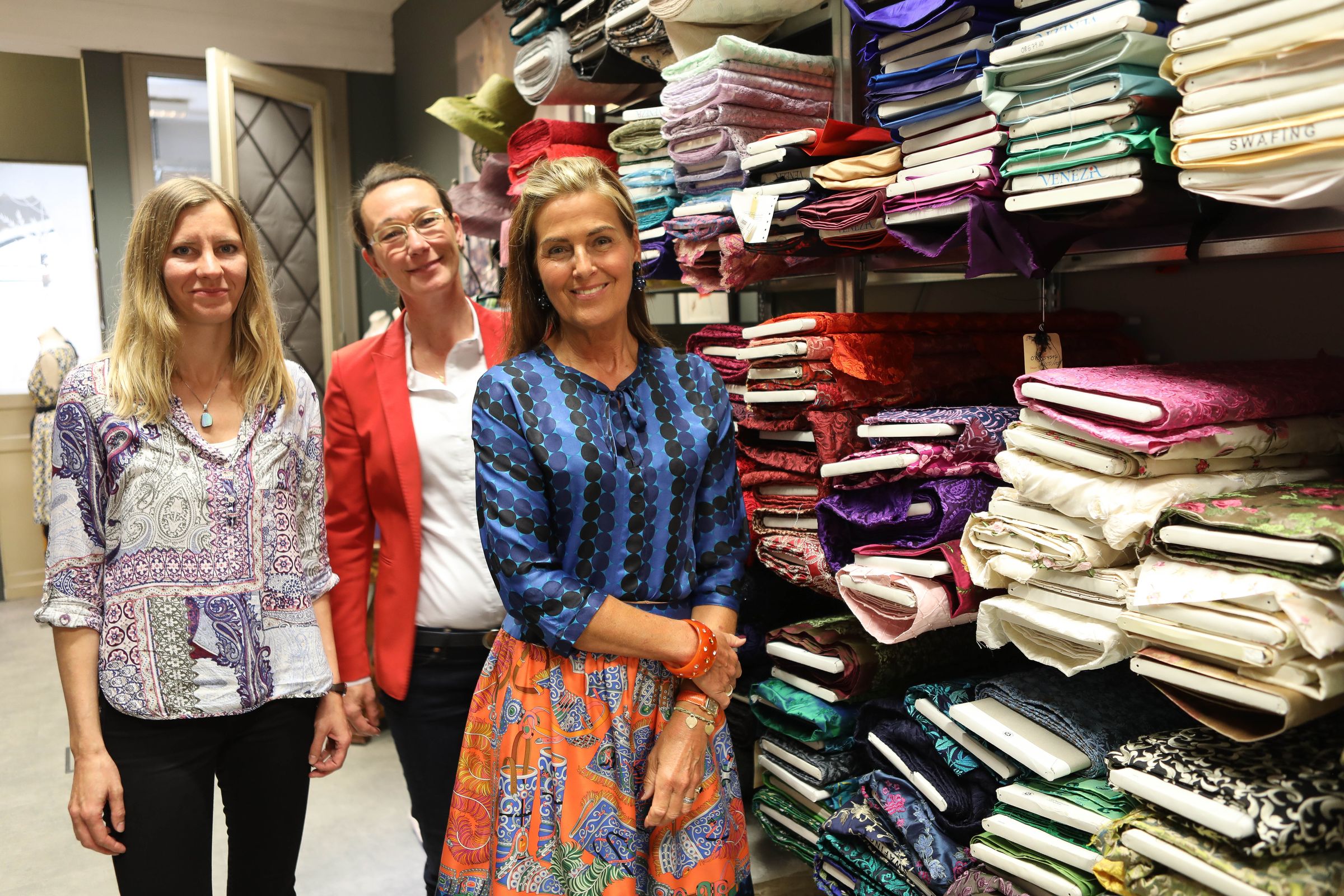 Siggi Spiegelburg mit Milana Mohr und Afra Holtstiege vom Arbeitskreis Münster