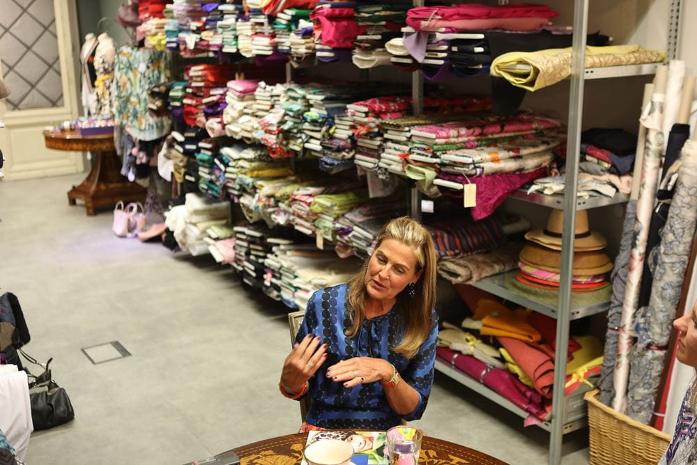 Siggi Spiegelburg vor Regalen voller bunter Stoffe Siggi Spiegelburg vor Regalen voller bunter Stoffe (Quelle: Ralf Krämer)