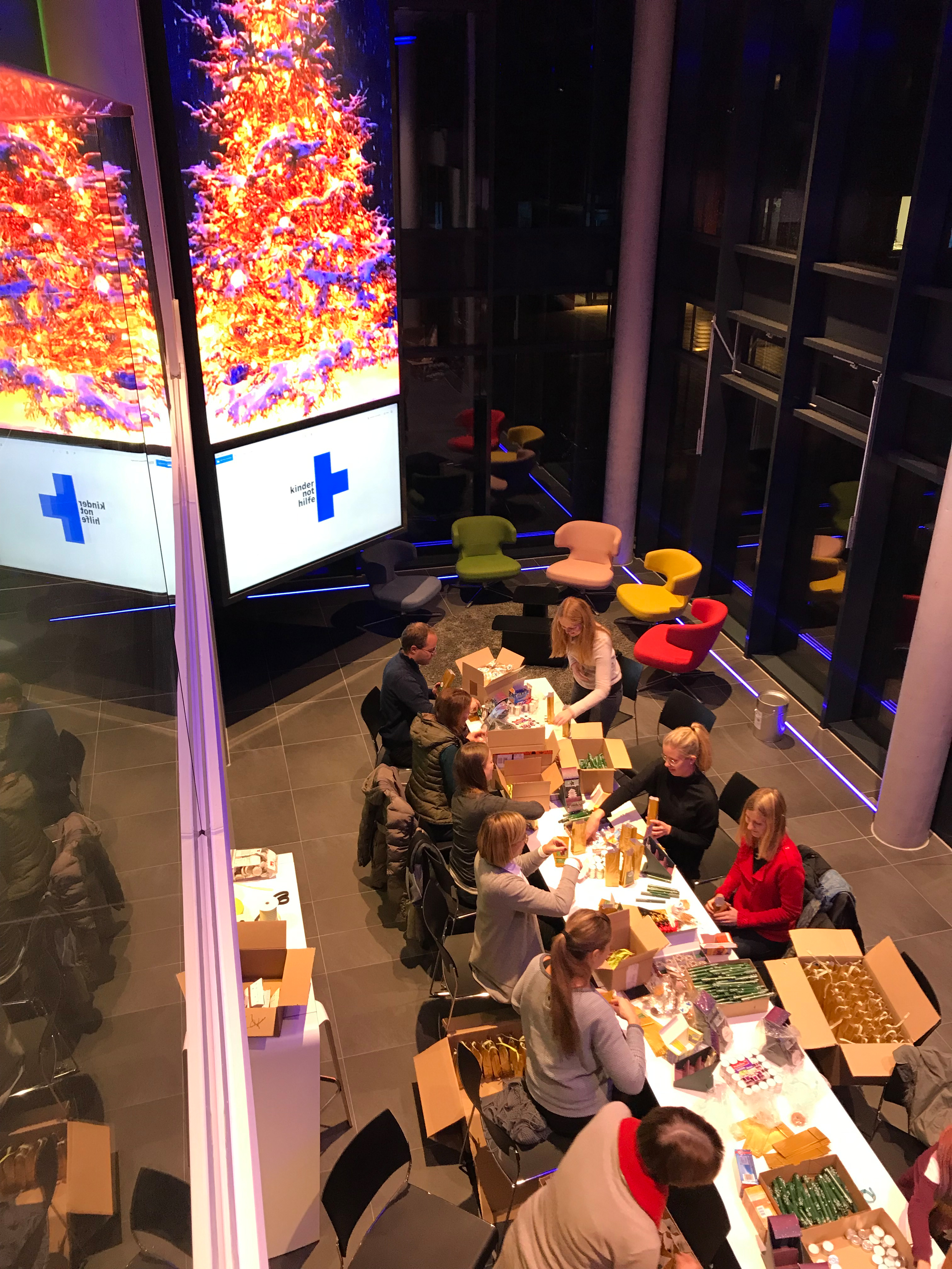 Arbeitskreis Münster: Packen der Adventstüten (Quelle: privat)