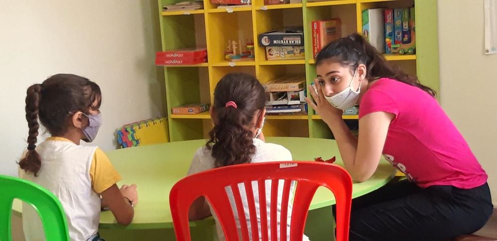 Arbeit von Amurt nach der Hafenexplosion in Beirut, Libanon
Arbeit von Amurt nach der Hafenexplosion in Beirut, Libanon
Yara engages two of our learners in a meaningful conversation. Arbeit von Amurt nach der Hafenexplosion in Beirut, Libanon
Arbeit von Amurt nach der Hafenexplosion in Beirut, Libanon
Yara engages two of our learners in a meaningful conversation.