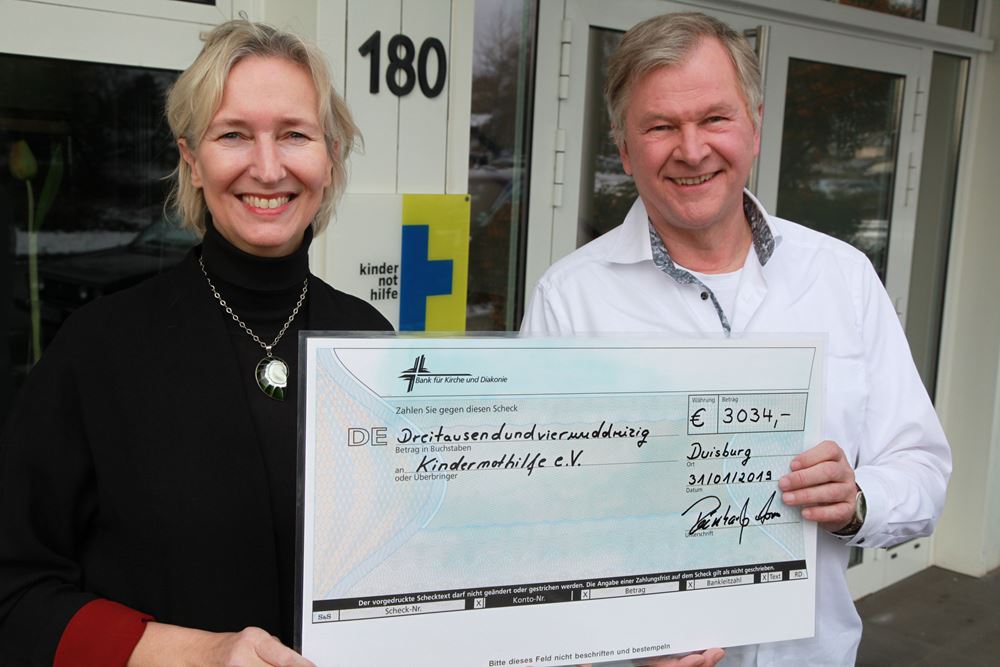 Kinderliedermacher Reinhard Horn überreicht Kindernothilfe-Vorstandsvorsitzender Katrin Weidemann einen Spendenscheck von seiner Weihnachtstournee (Quelle: Christian Herrmanny) Scheckübergabe der Spenden von der Weihnachtstournee: Kindernothilfe-Botschafter und Kinderliedermacher Reinhard Horn und Vorstandsvorsitzende Katrin Weidemann (Quelle: Christian Herrmanny)
