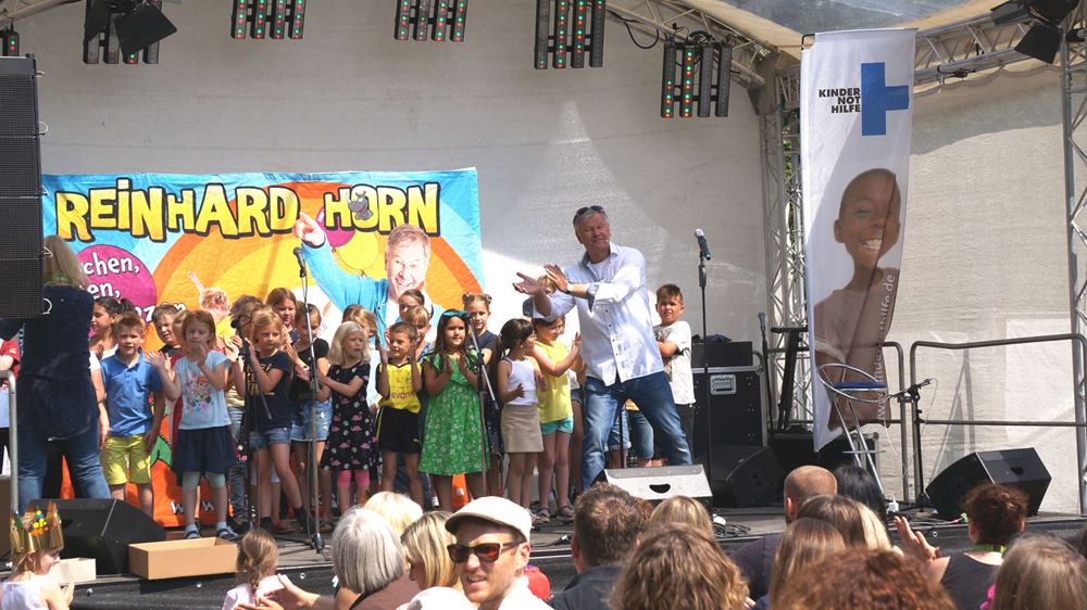 Evangelischer Kirchentag 2019: Kinderrechtekonzert mit Reinhard Horn (Quelle: Dietmar Boos) Evangelischer Kirchentag 2019: Kinderrechtekonzert mit Reinhard Horn (Quelle: Dietmar Boos)