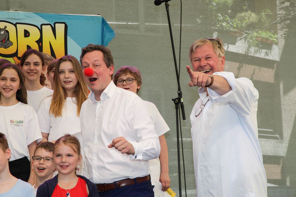 Ev. Kirchentag 2017 in Berlin: Eckart von Hirschhausen mit Reinhard Horn und einem Kinderchor (Quelle: Christian Herrmanny) Ev. Kirchentag 2017 in Berlin: Eckart von Hirschhausen mit Reinhard Horn und einem Kinderchor (Quelle: Christian Herrmanny)