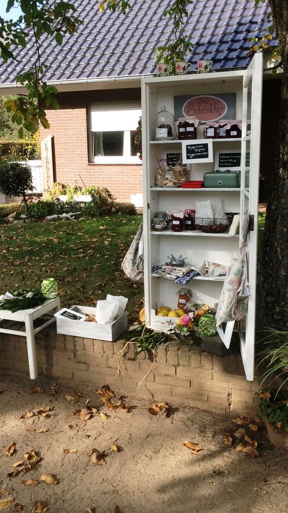 Ein Schrank mit selbst gemachter Marmelade draußen vor einem Haus in Bocholt lockt viele Kunden an (Quelle: privat)
