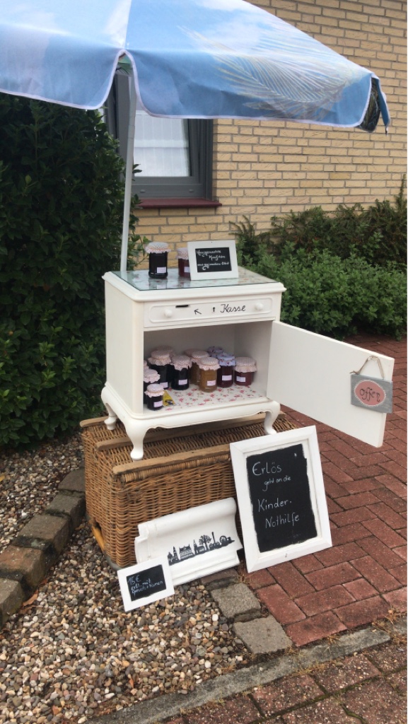 Verkaufsschrank des Bastelkreises der Kath. Kirchengemeinde St. Josef in Bocholt . Weil sie ihren Basar für uns nicht mehr in den Räumen des Gemeindeshauses abhalten konnten, haben sie ihn kurzerhand ...