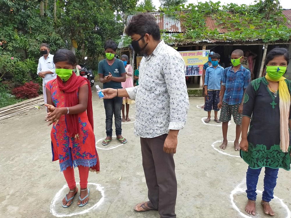 Kinder in einem Kindernothilfe-Projekt in Bihar (Indien) lernen, Masken zu tragen, Abstand zu halten und sich die Hände zu desinfizieren (Quelle: Kindernothilfe-Partner)