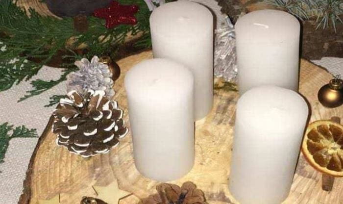 Adventsgesteck mit weißen Kerzen (Quelle: privat)