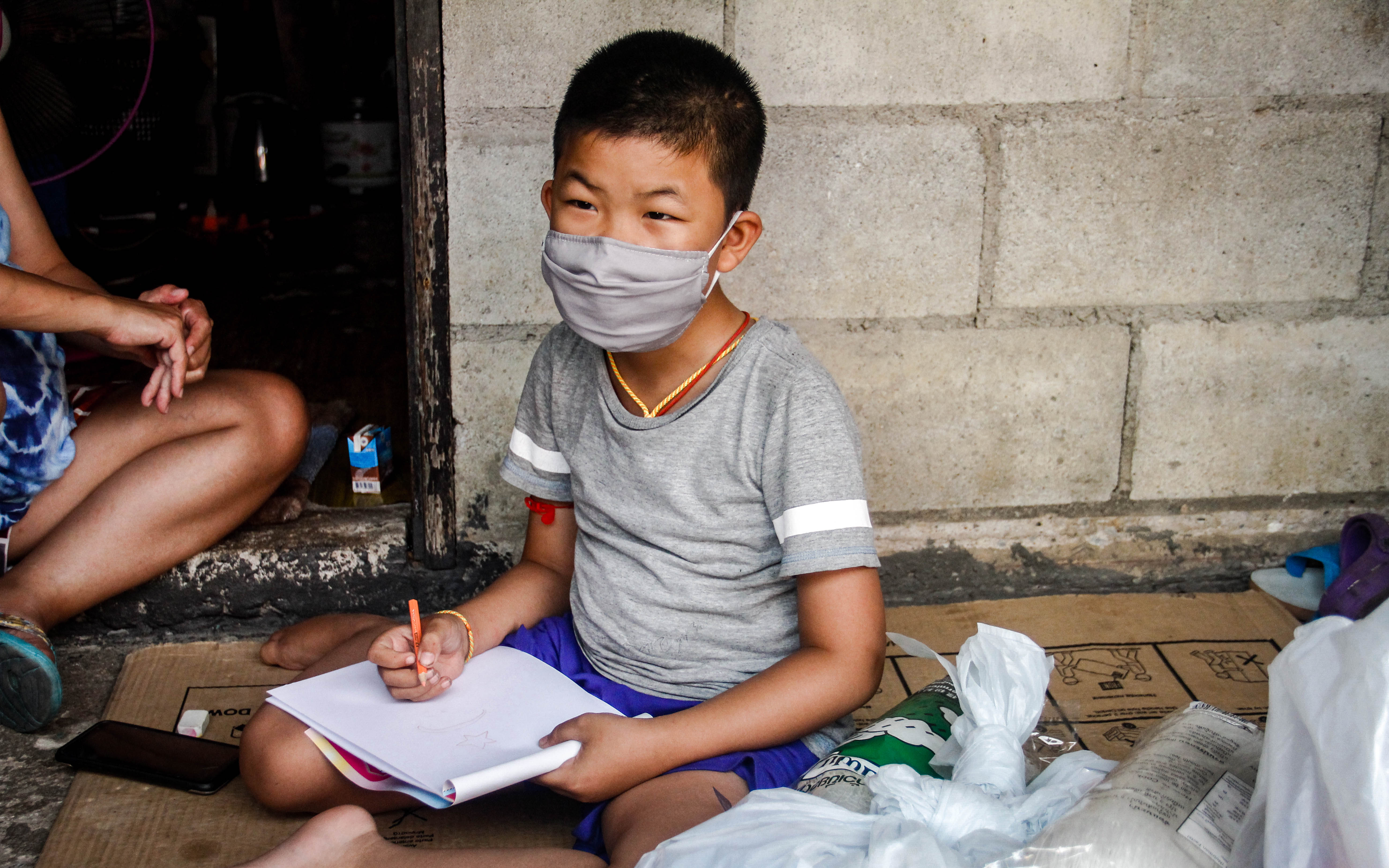 Sai (Fake-Name des Jungen) - Fotos zu den Corona-Interviews von Baan Dek. Thailand.
Junge, Mundschutz, lernen,