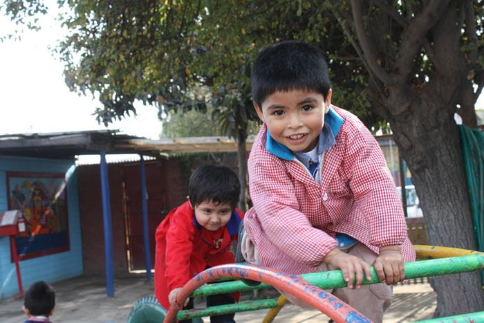 Kinder klettern auf einem Spielplatz in Chile (Quelle: Projektpartner)