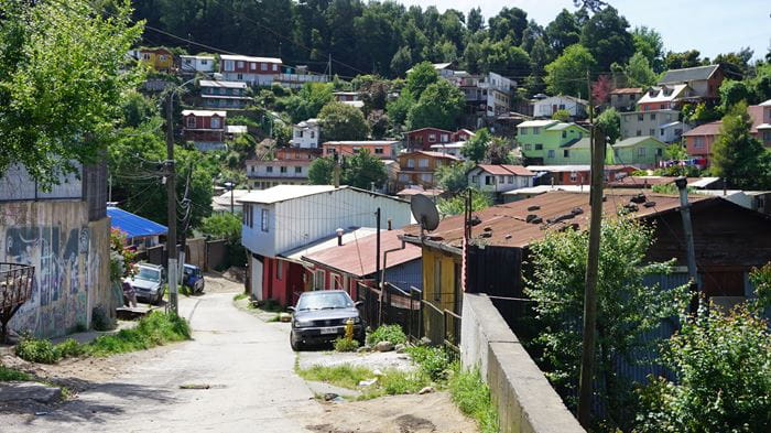 Häuser an der Straße in Chile (Quelle: Kindernothilfe).