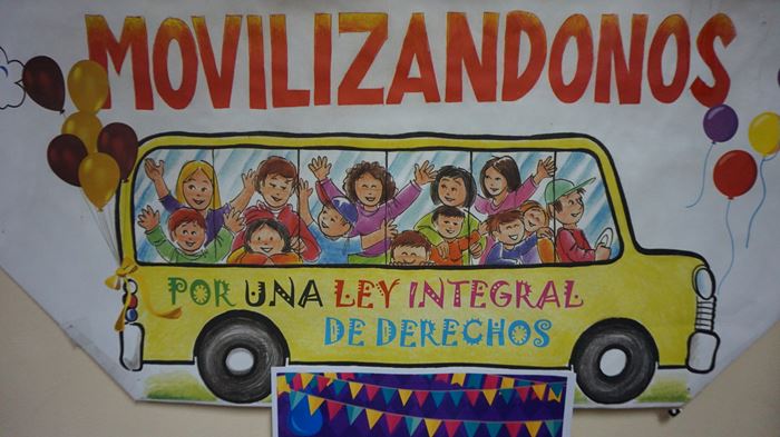 Gemaltes Poster mit einem Bus voller Kinder macht Werbung für Kinderrechte in Chile (Quelle: Kindernothilfe).