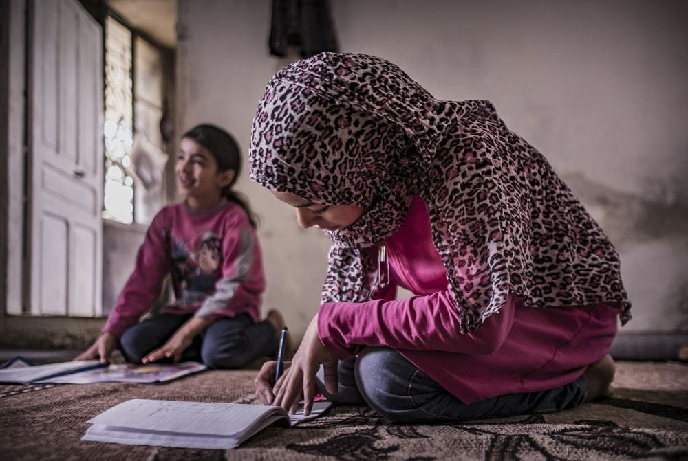 Shireen, ein Flüchtlingsmädchen, das die WAZ mit der Kindernothilfe im Jahr 2015 besuchte, erledigt ihre Hausaufgaben auf dem Fußboden. Heute müsste sie 18 Jahre alt sein. (Quelle: Jakob Studnar)