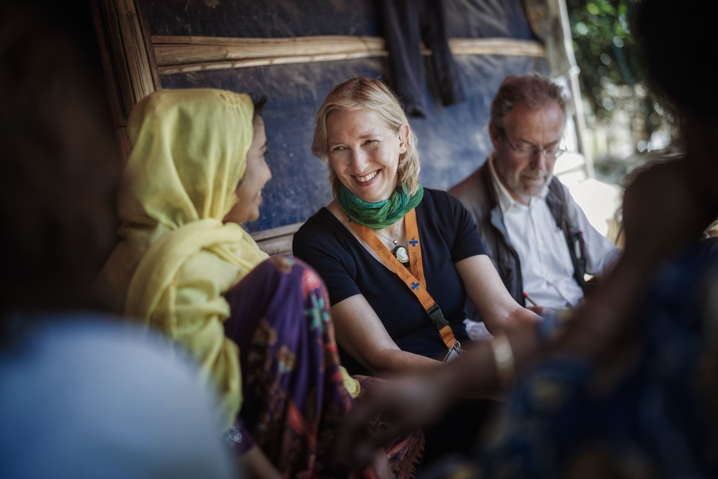 Katrin Weidemann beim Besuch in Bangladesch (Quelle: Jakob Studnar) Katrin Weidemann bei einem Gespräch in Bangladesch