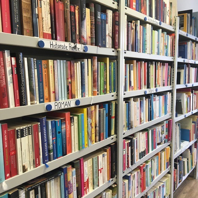 Ein Bücherregal aus dem Laden des Förderkreis Iserlohn (2021).