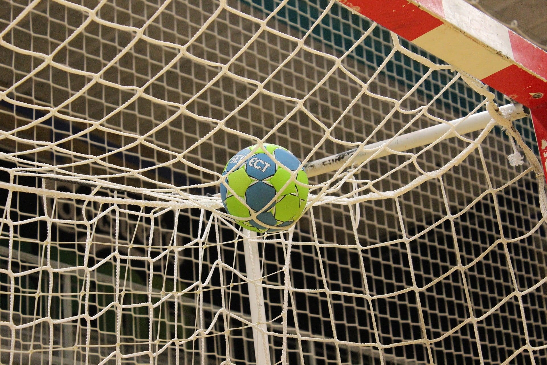 Handball auf dem Tornetz (Foto: pixabay/JeppeSmedNielsen)