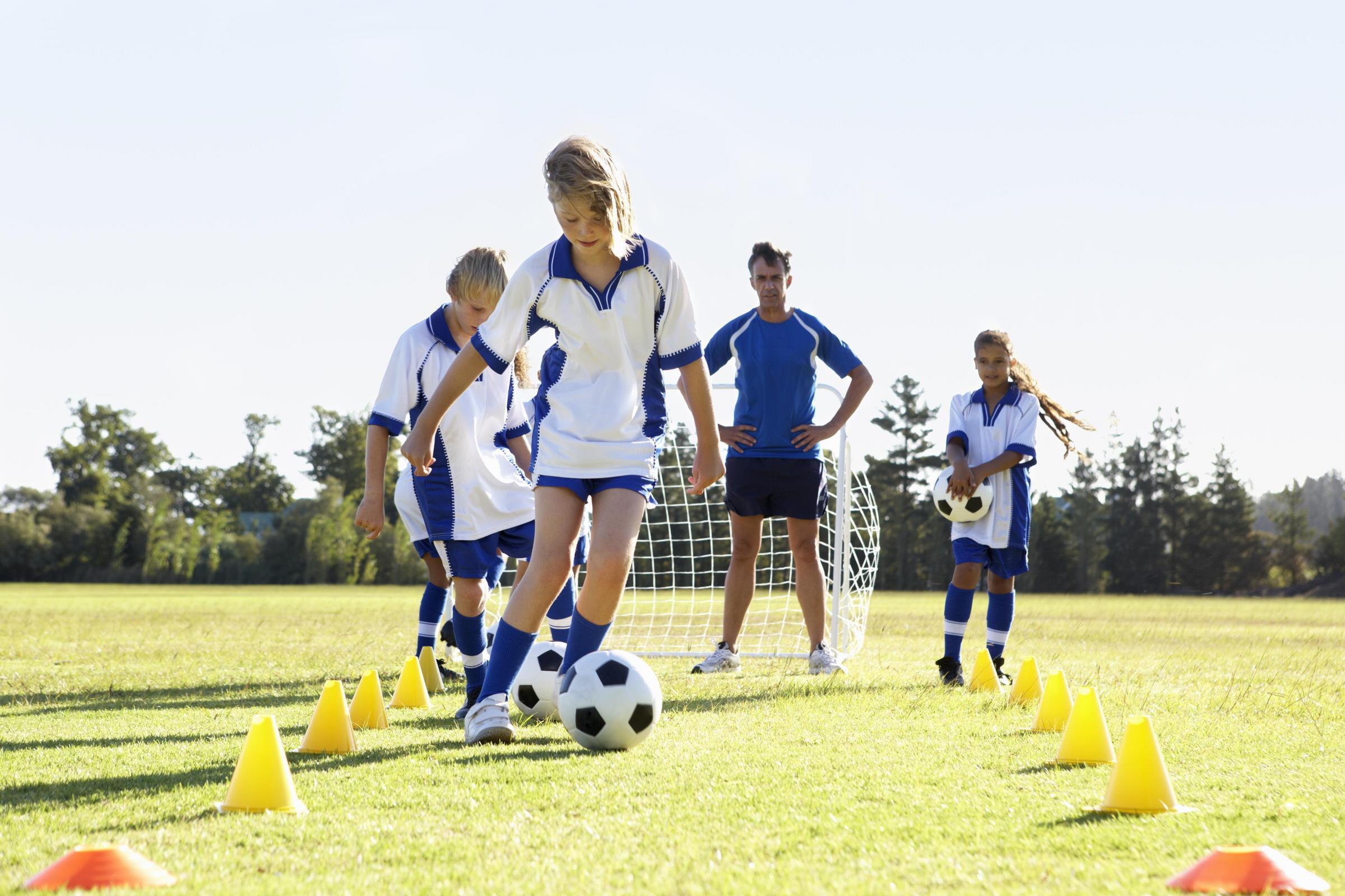Junge Fußballerinnen und ihr Betreuer beim Training
(Quelle: istock)