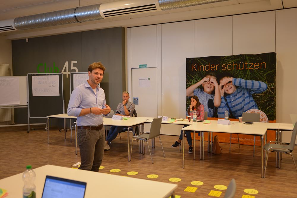 Niklas Alof von der Kindernothilfe bei einem Kinderschutz-Workshop beim VfL Wolfsburg (Quelle: Paperkitefilm) Niklas Alof von der Kindernothilfe bei einem Kinderschutz-Workshop beim VfL Wolfsburg (Quelle: Paperkitefilm)