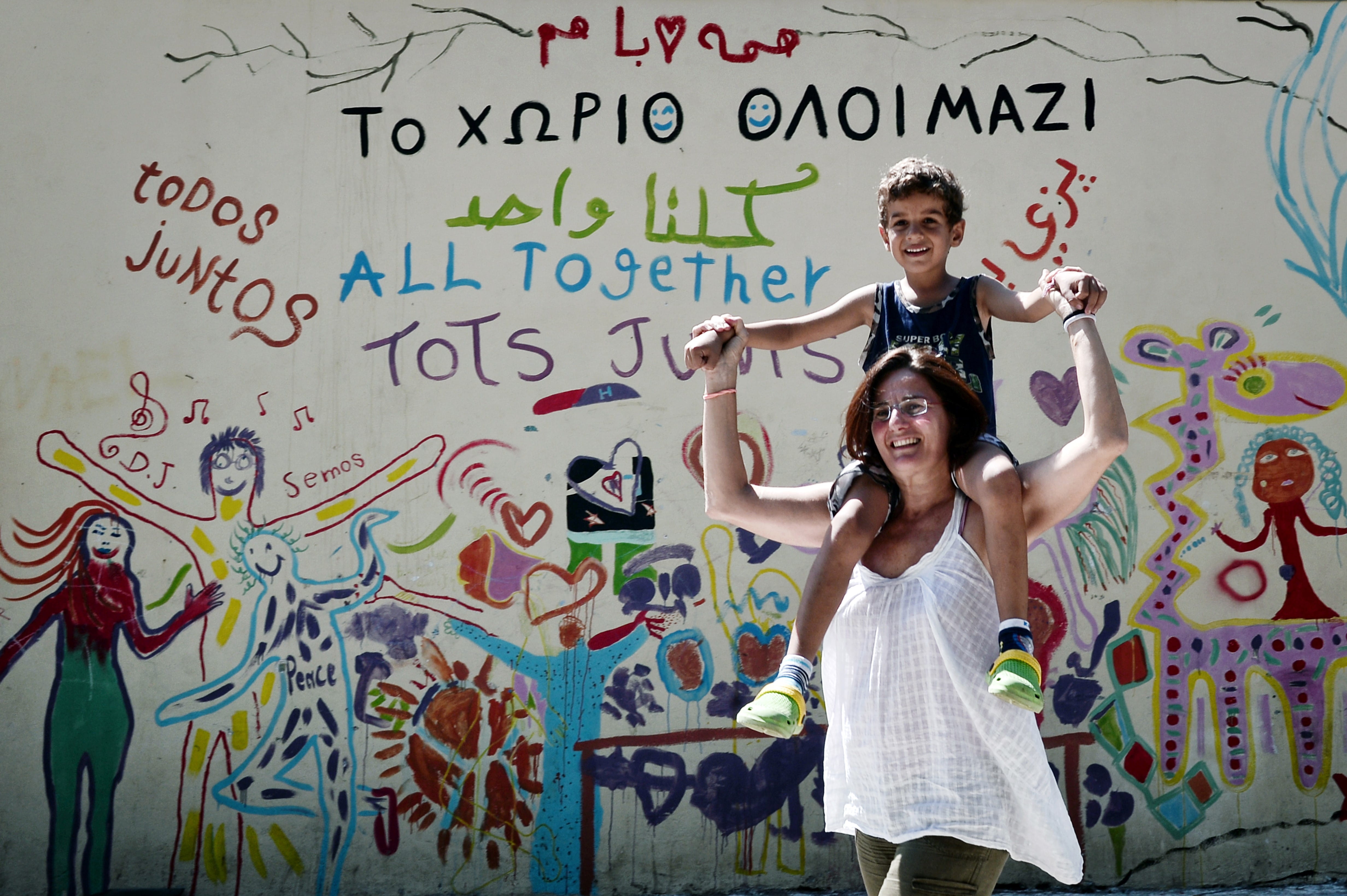 Efi Latsoudi, Gründerin von Lesvos Solidarity, mit einem Kind im Pikpa Camp. (Quelle: LOUISA GOULIAMAKI/AFP via Getty Images)