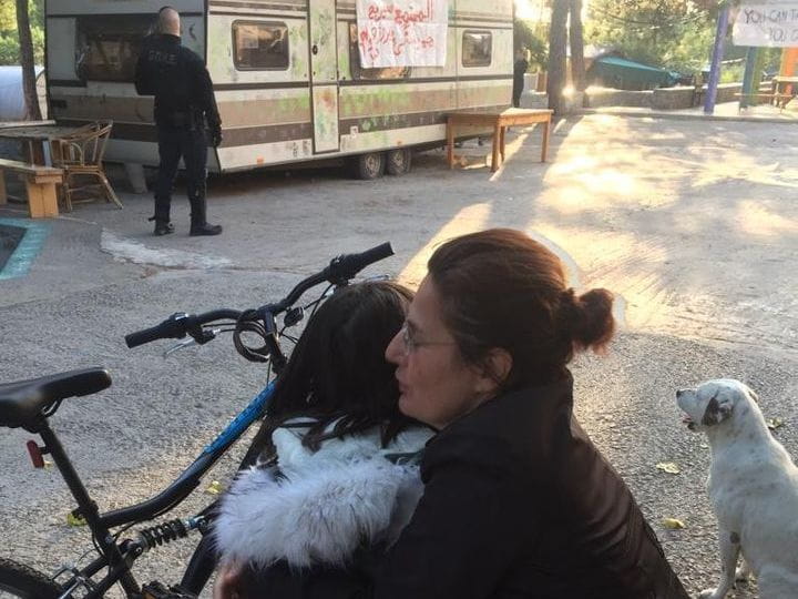 Efi Latsoudi, Gründerin von Lesvos Solidarity, umarmt ein Kind (Quelle: Lesvos Solidarity) Efi Latsoudi, Gründerin von Lesvos Solidarity, umarmt ein Kind (Quelle: Lesvos Solidarity)