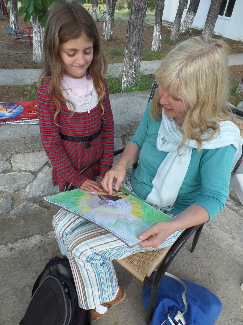 Ute Gniewoß mit einem Kind, das mit seiner Mutter im Pikpa-Projekt untergekommen war (Quelle: privat) Ute Gniewoß mit einem Kind, das mit seiner Mutter im Pikpa-Projekt untergekommen war (Quelle: privat)
