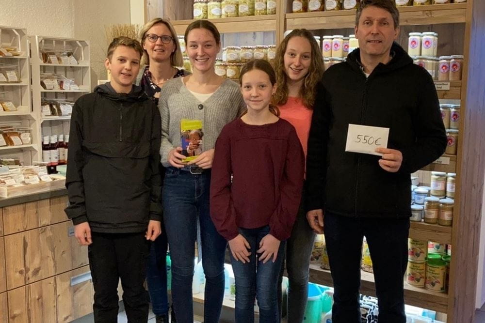 FK Iserlohn - Spendenbergabe Familie Emde Tannengrünverkauf (Quelle: Förderkreis) FK Iserlohn - Spendenbergabe Familie Emde Tannengrünverkauf (Quelle: Förderkreis)