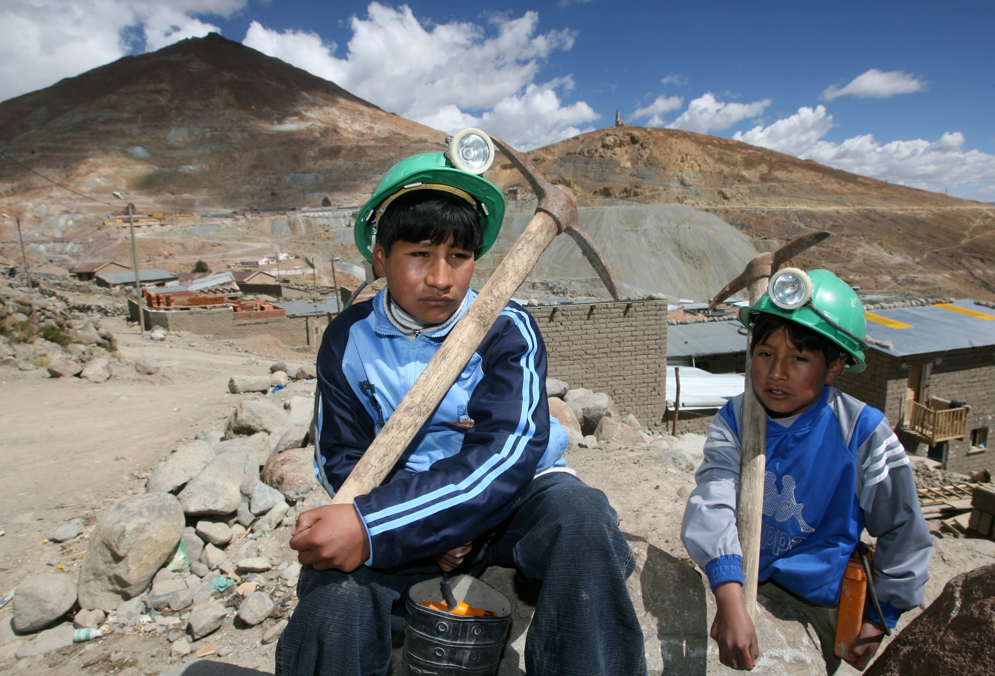 Zwei Jungen, die in den Minen des Cerro Rico schuften müssen (Quelle: Peter Müller/BILD)