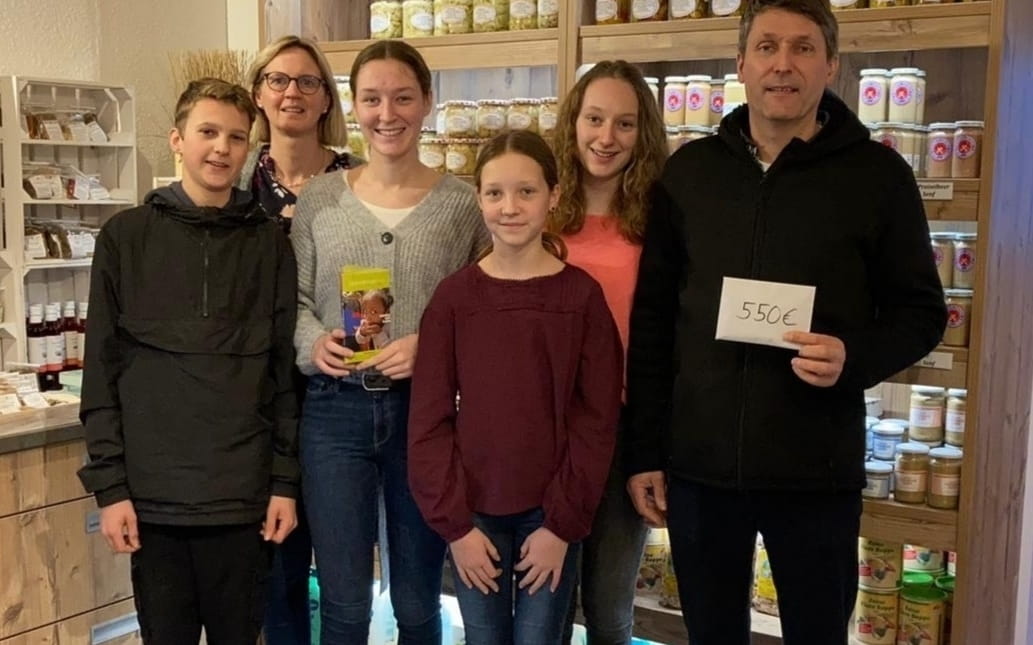 Spendenübergabe Förderkreis Iserlohn von Bauer Emde aus dem Tannengrünverkauf 2020.Spendenübergabe Förderkreis Iserlohn von Bauer Emde aus dem Tannengrünverkauf 2020
Spendenübergabe durch Familie ...