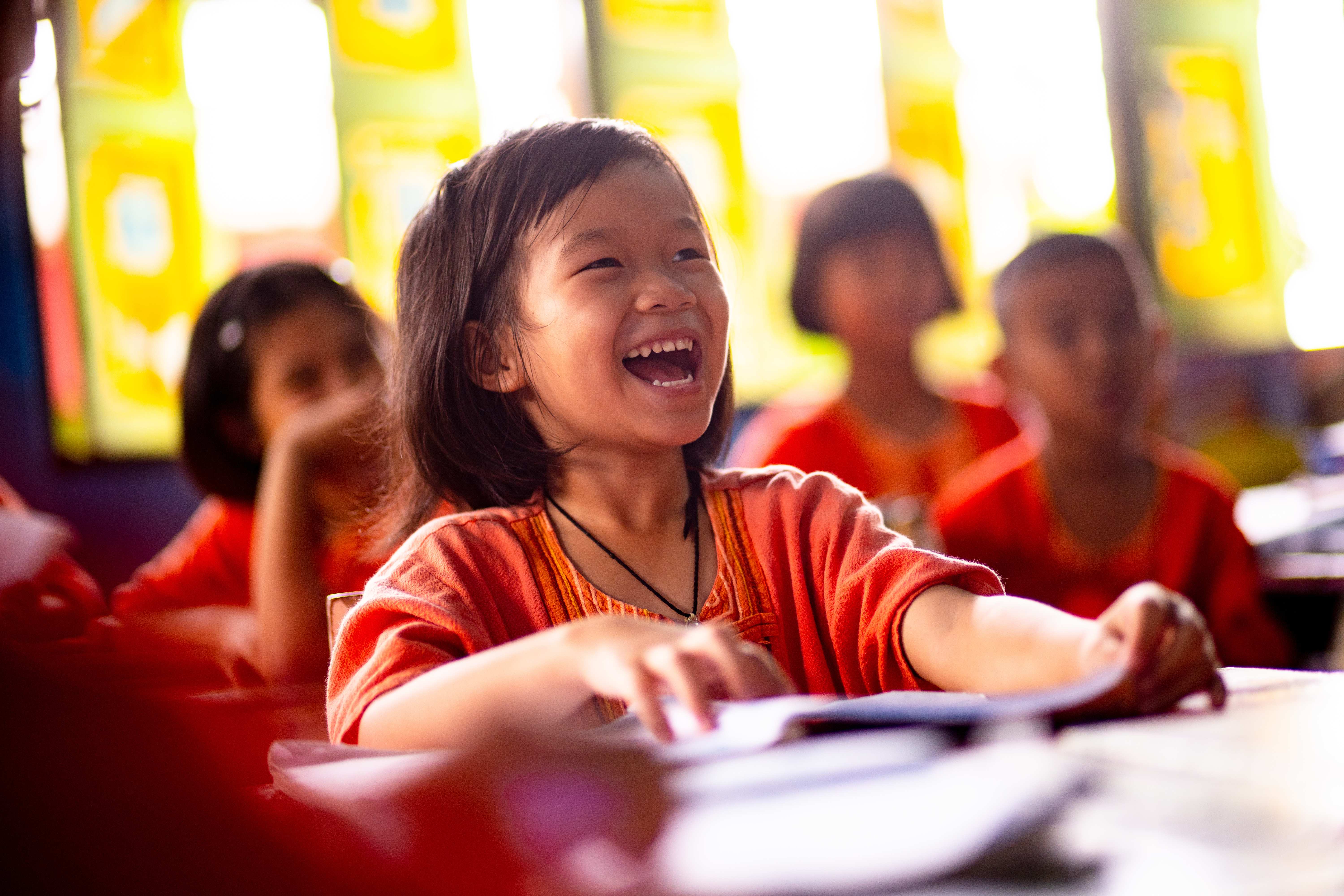 Lachende Schülerin in einem Kindernothilfe-Projekt in Thailand (Quelle: Jakob Studnar)