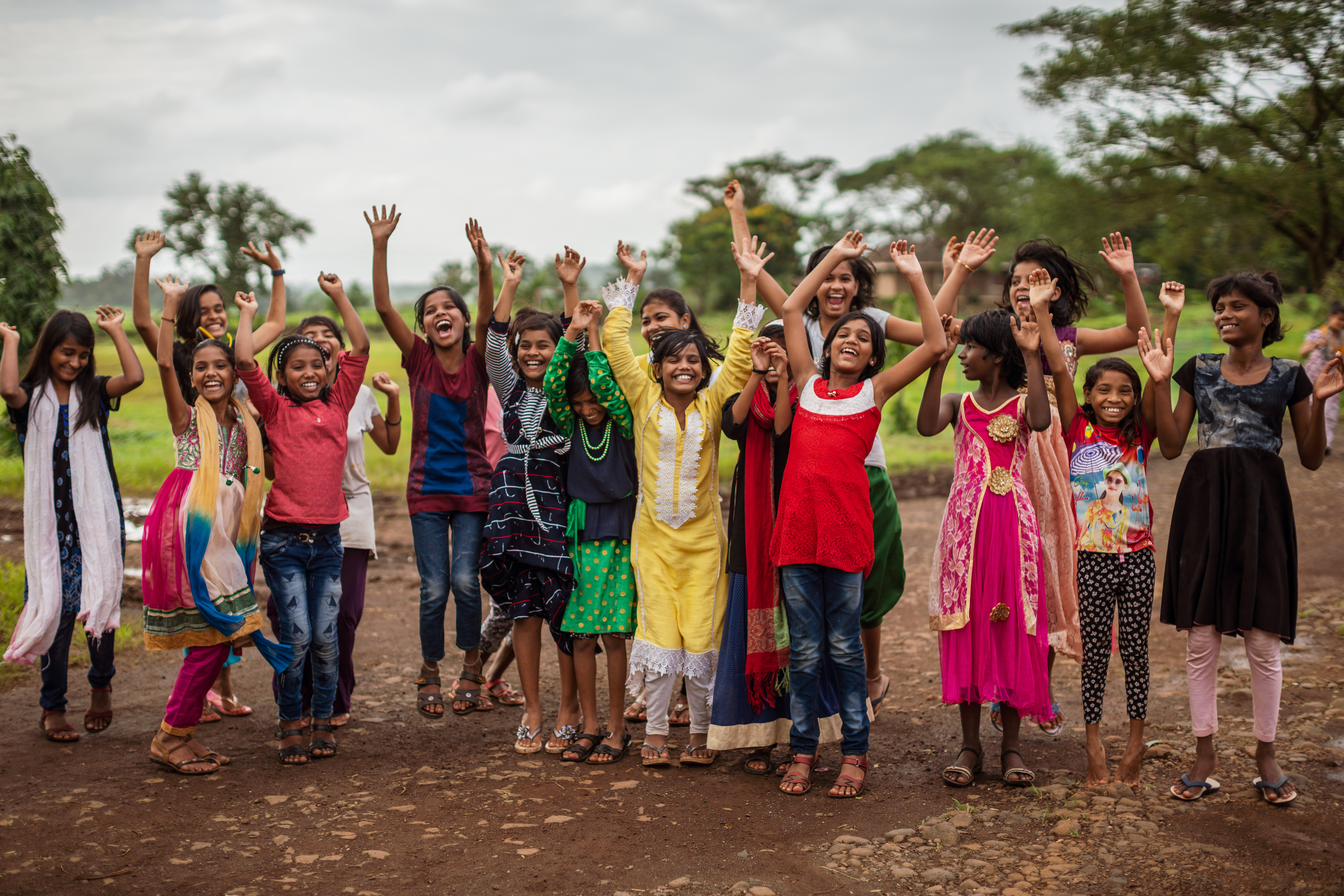 Kinder aus Indien, Gruppenbild, winkende Kinder. Foto: Jakob Studnar