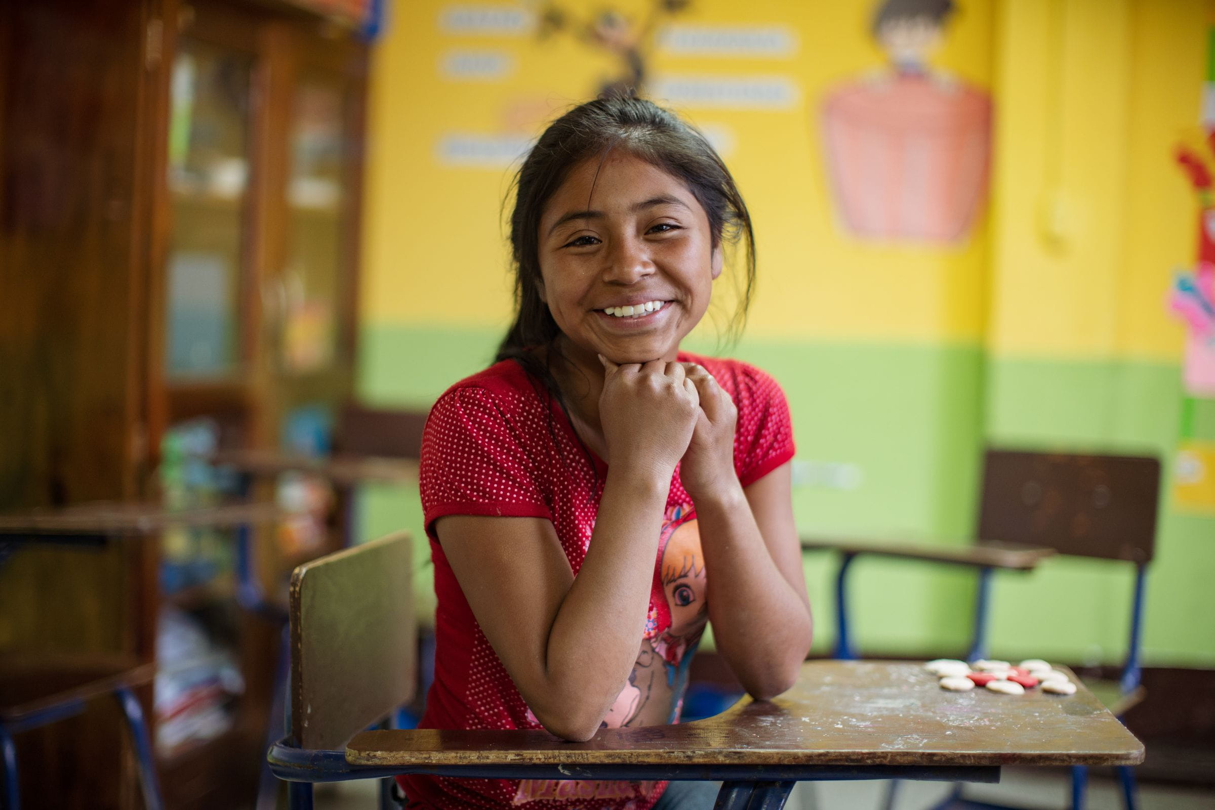 60 Gesichter_KNH60 - PROJEKT Nr.: 80031 - Kinder w�hrend des Unterrichts in der Informellen Schule von Ceipa , Dienstag 31.07.2018 in Quetzaltenango. Heißt im Mosaik und im Welcome Package 2018 ... Lachendes Kind in der Schule (Quelle: Jakob Studnar)