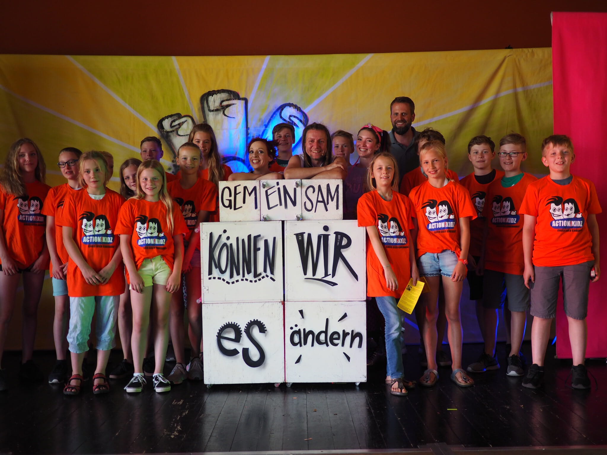 Die ActionKidz des Evangelischen Gymnasiums Lippstadt - Schulaufführung Global Playerz des Theaters Sonni Meier (Quelle: Gymnasium Lippstadt) Die ActionKidz des Evangelischen Gymnasiums Lippstadt - Schulaufführung Global Playerz des Theaters Sonni Meier (Quelle: Gymnasium Lippstadt)