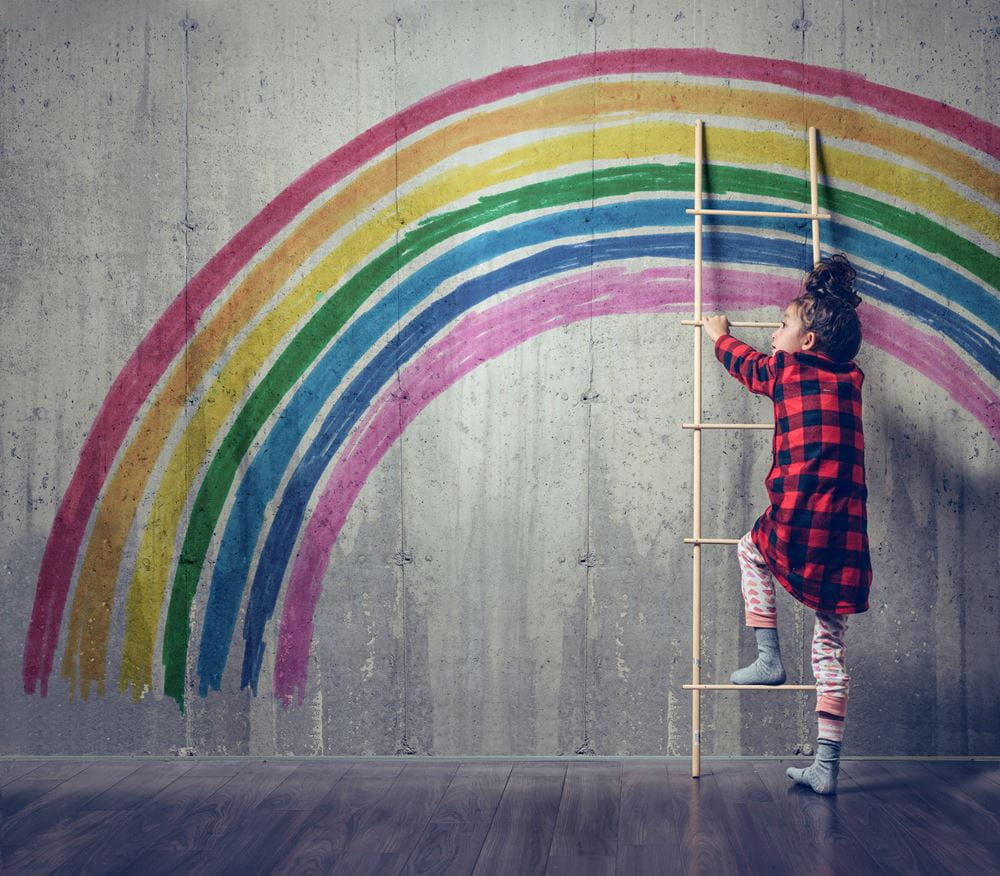 Titelbild Kinderzukunfsfonds: Mädchen klettert mit einer Leiter einen aufgemalten Regenbogen hinauf  (Quelle: istoch/Warchi)