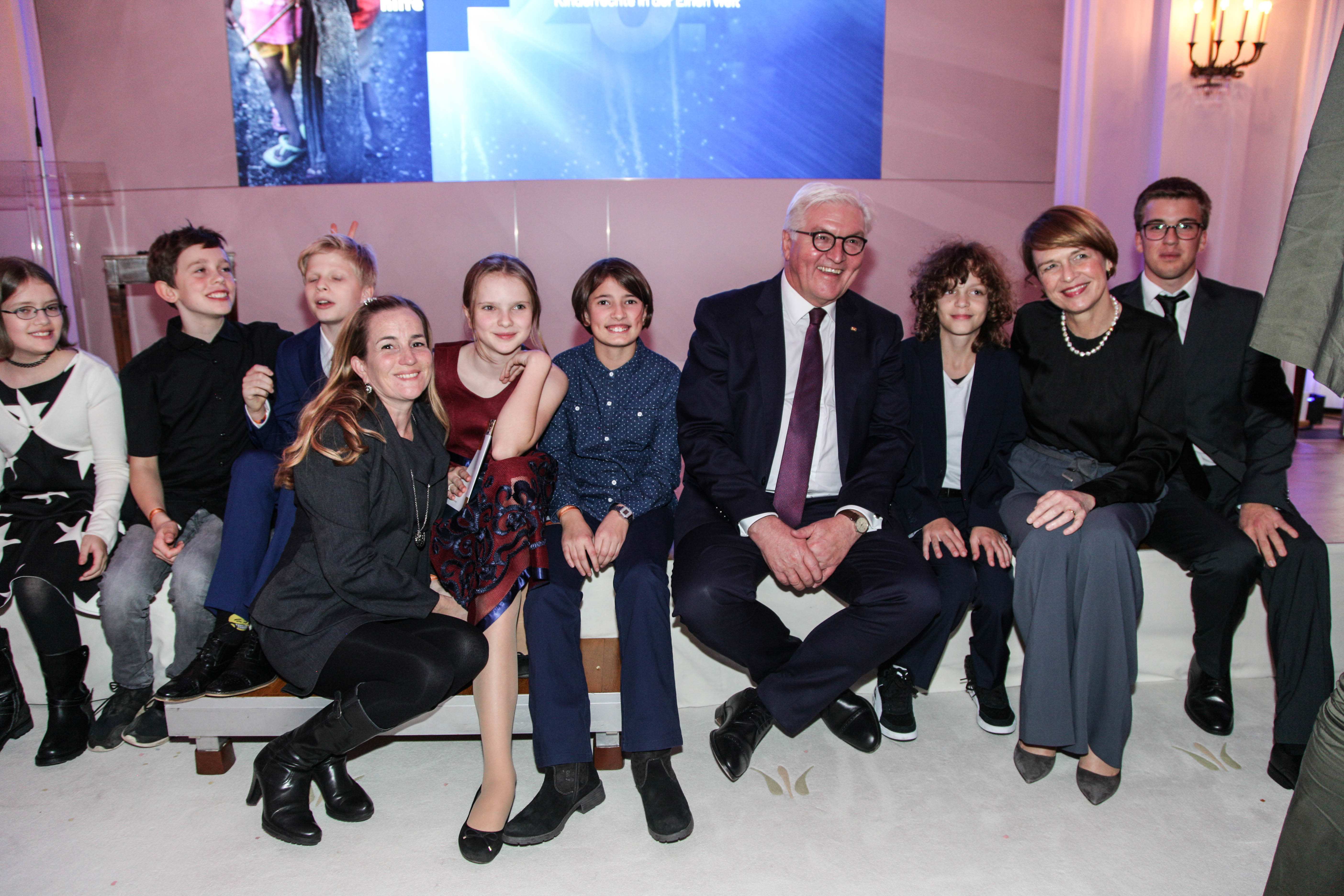 Bundespräsident Frank-Walter Steinmeier, Elke Büdenbender und die Kinderjury bei der Medienpreisverleihung 2018 im Schloss Bellevue (Quelle: Christian Herrmanny)