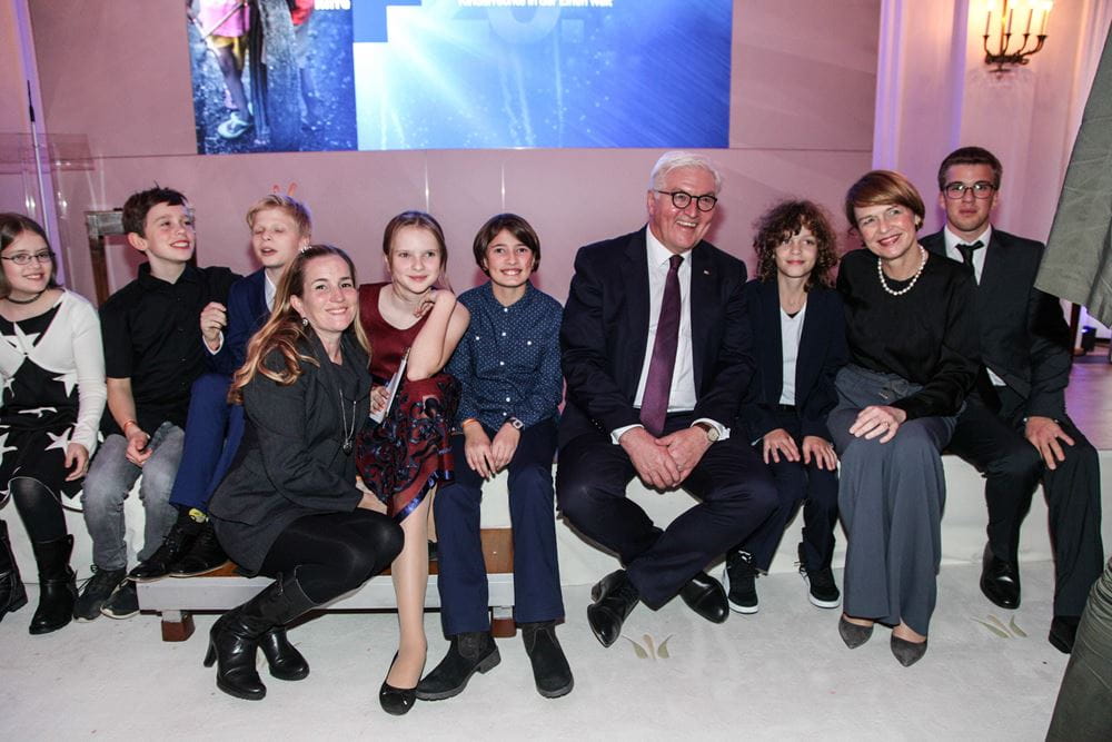 Bundespräsident Frank-Walter Steinmeier, Elke Büdenbender und die Kinderjury bei der Medienpreisverleihung 2018 im Schloss Bellevue (Quelle: Christian Herrmanny) Bundespräsident Frank-Walter Steinmeier, Elke Büdenbender und die Kinderjury bei der Medienpreisverleihung 2018 im Schloss Bellevue (Quelle: Christian Herrmanny)