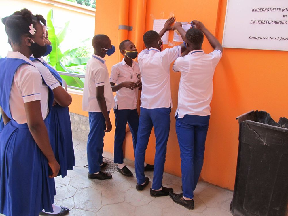 Haiti, Eleves de PSST portant des cache-nez durant les activités scolaires Haiti, Eleves de PSST portant des cache-nez durant les activités scolaires